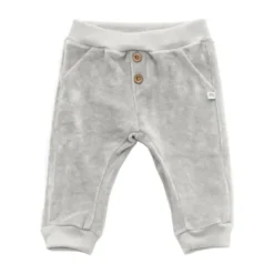 Het Bamboom Velvet Broekje Ice Grey 1 Mnd met elastische tailleband is gemaakt van zachte materialen en beschikt over een goede pasvorm.