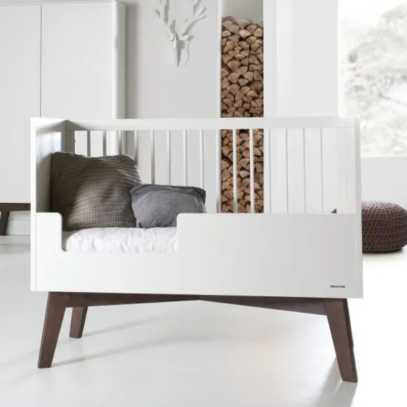 Kidsmill Sixties Babybed Wit Mat / Walnoot 60 x 120 cm