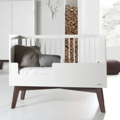 Kidsmill Sixties Babykamer Wit Mat / Walnoot | Bed 60 x 120 cm + Commode