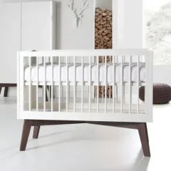 Kidsmill Sixties Babykamer Wit Mat / Walnoot | Bed 60 x 120 cm + Commode