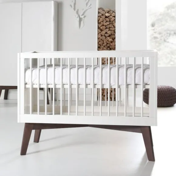 Kidsmill Sixties Babykamer Wit Mat / Walnoot | Bed 60 x 120 cm + Commode