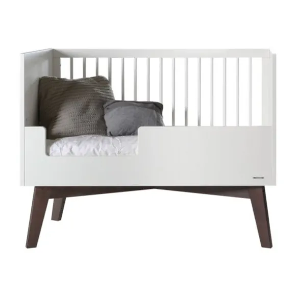 Kidsmill Sixties Babykamer Wit Mat / Walnoot | Bed 60 x 120 cm + Commode