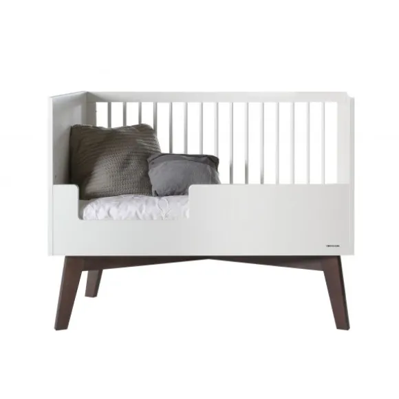 Kidsmill Sixties Babykamer Wit Mat / Walnoot | Bed 60 x 120 cm + Commode